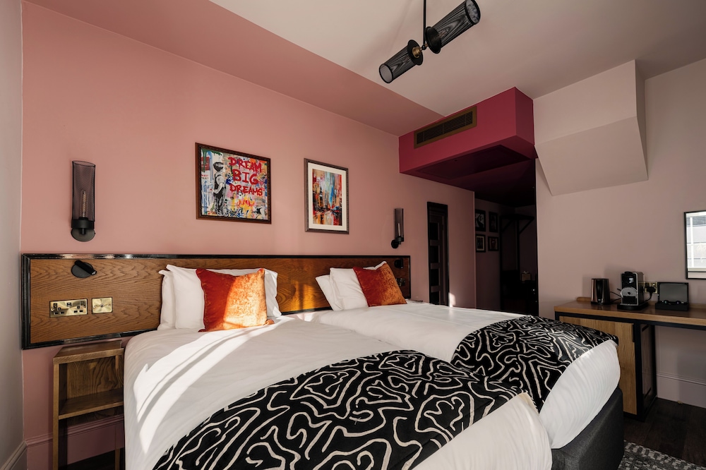 ROOM, TWIN BEDS