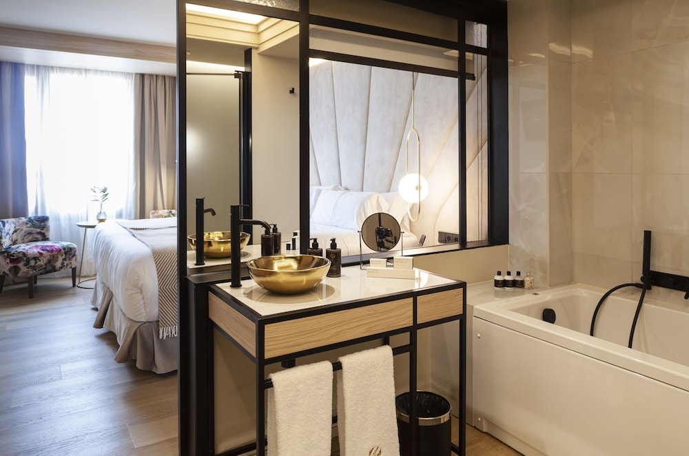 Nivia Born Boutique Hotel 33/36