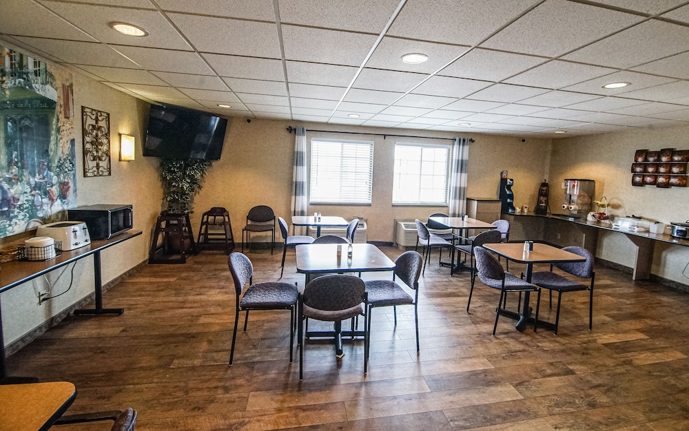 Travelodge by Wyndham Colorado Springs Airport/Peterson AFB 34/44