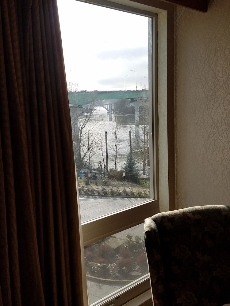 Best Western Plus Rivershore Hotel 15/28