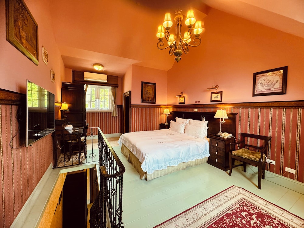DELUXE, PENTHOUSE