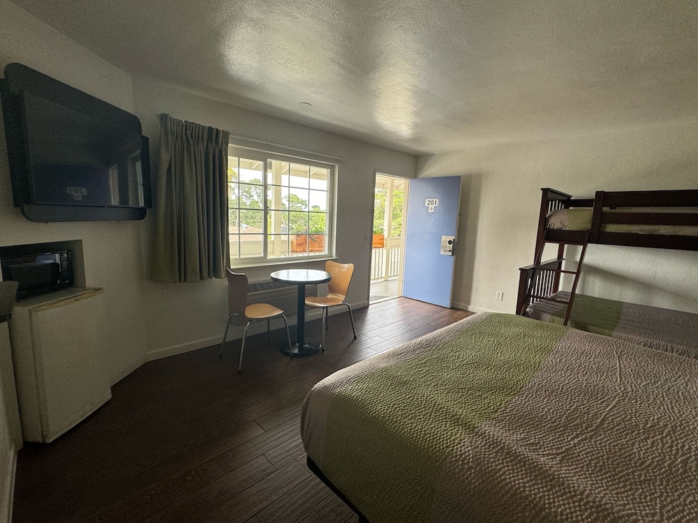 غرفة سيغنتشر بسرير كينج، Motel 6 Monterey Downtown 7/10