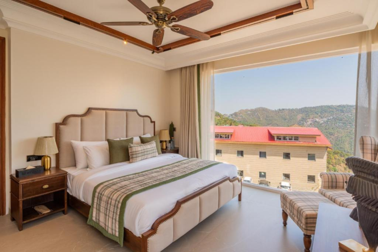 ELIVAAS prive The Royce Daisy Ultra Luxe 4 BHK Villa With Pvt Pool Jacuzzi 360 Hill Views 13/29