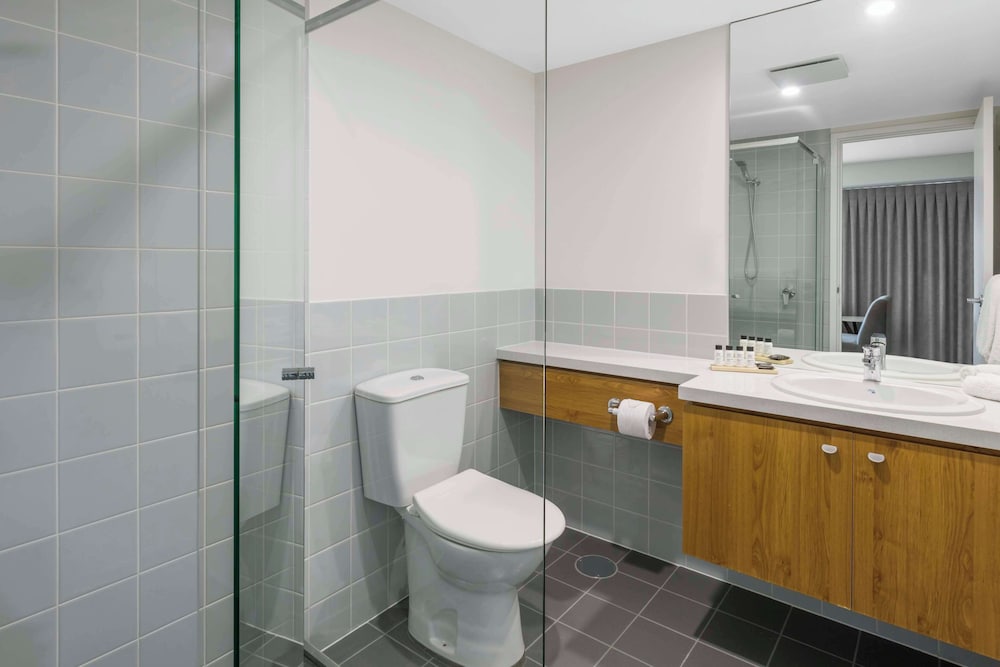 Oaks Embassy Adelaide Suites 64/64