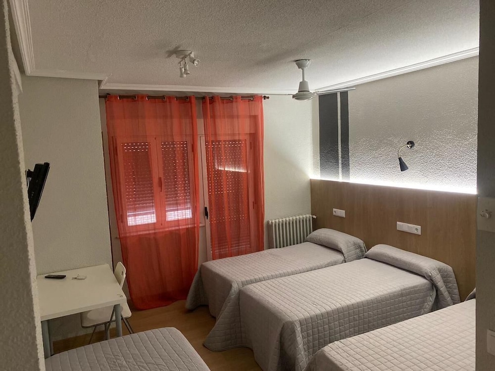 Hostal Uria 13/28