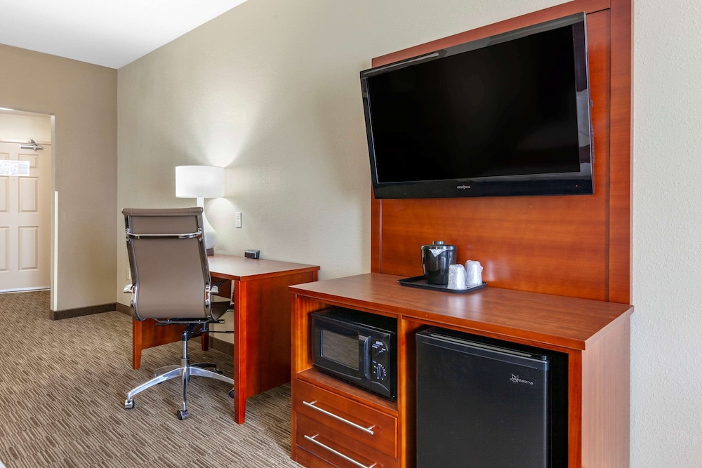 Comfort Suites Oshkosh, WI 29/32