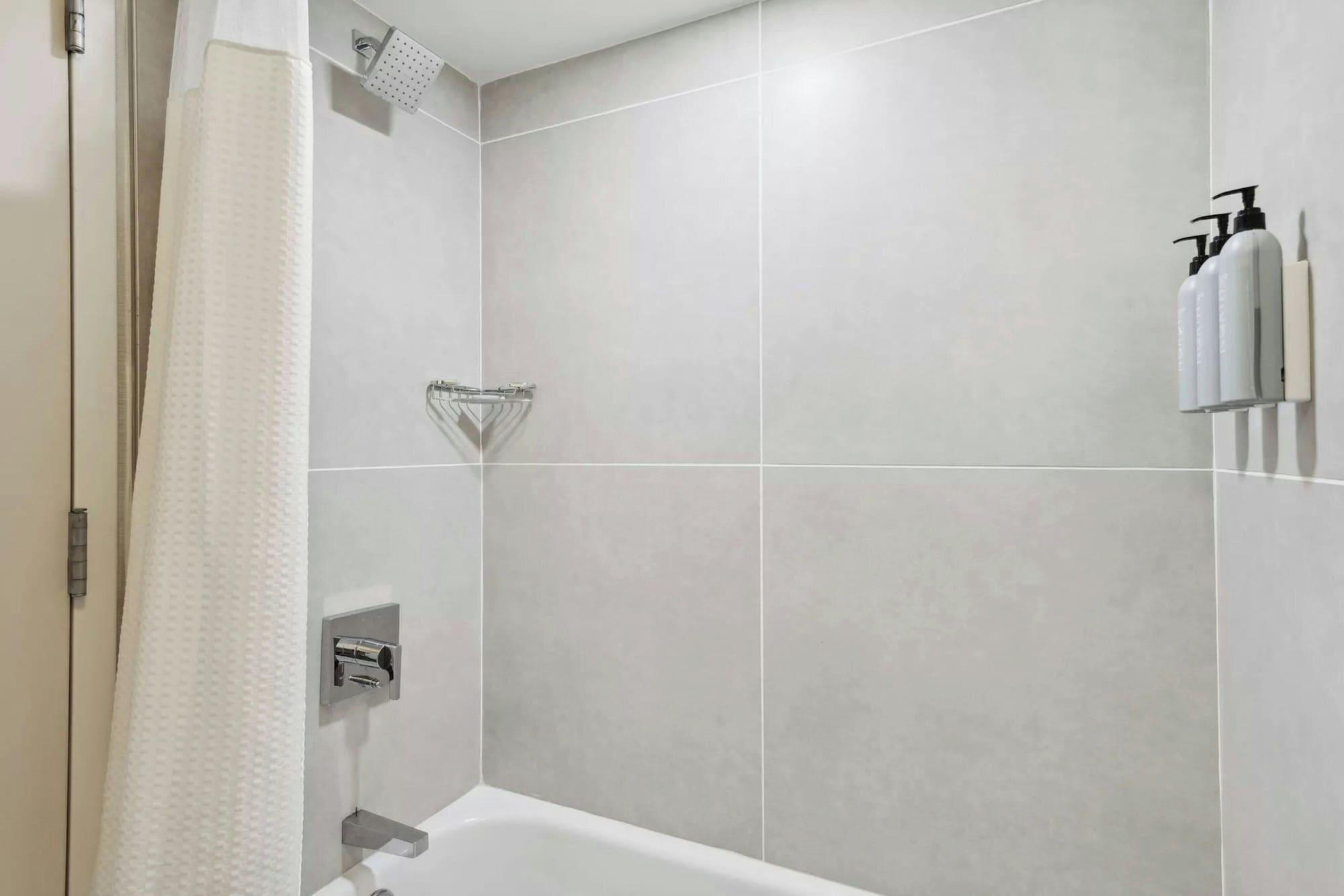 Room, Multiple Beds, Accessible، Courtyard By Marriott Burlington Williston 3/3