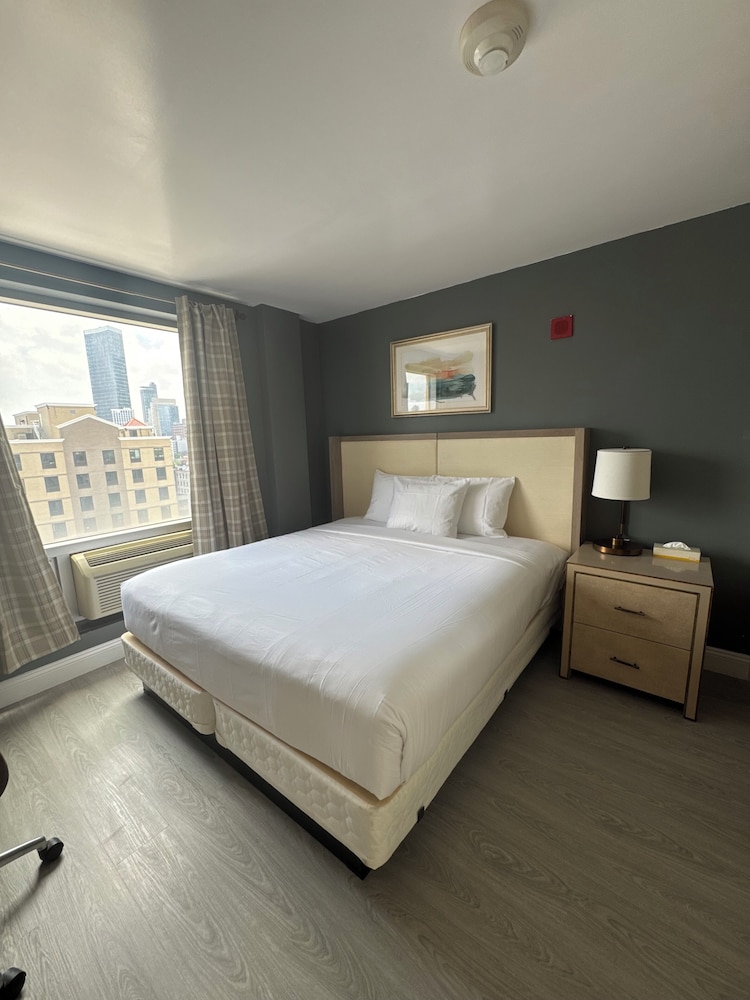 ROOM, KING BED