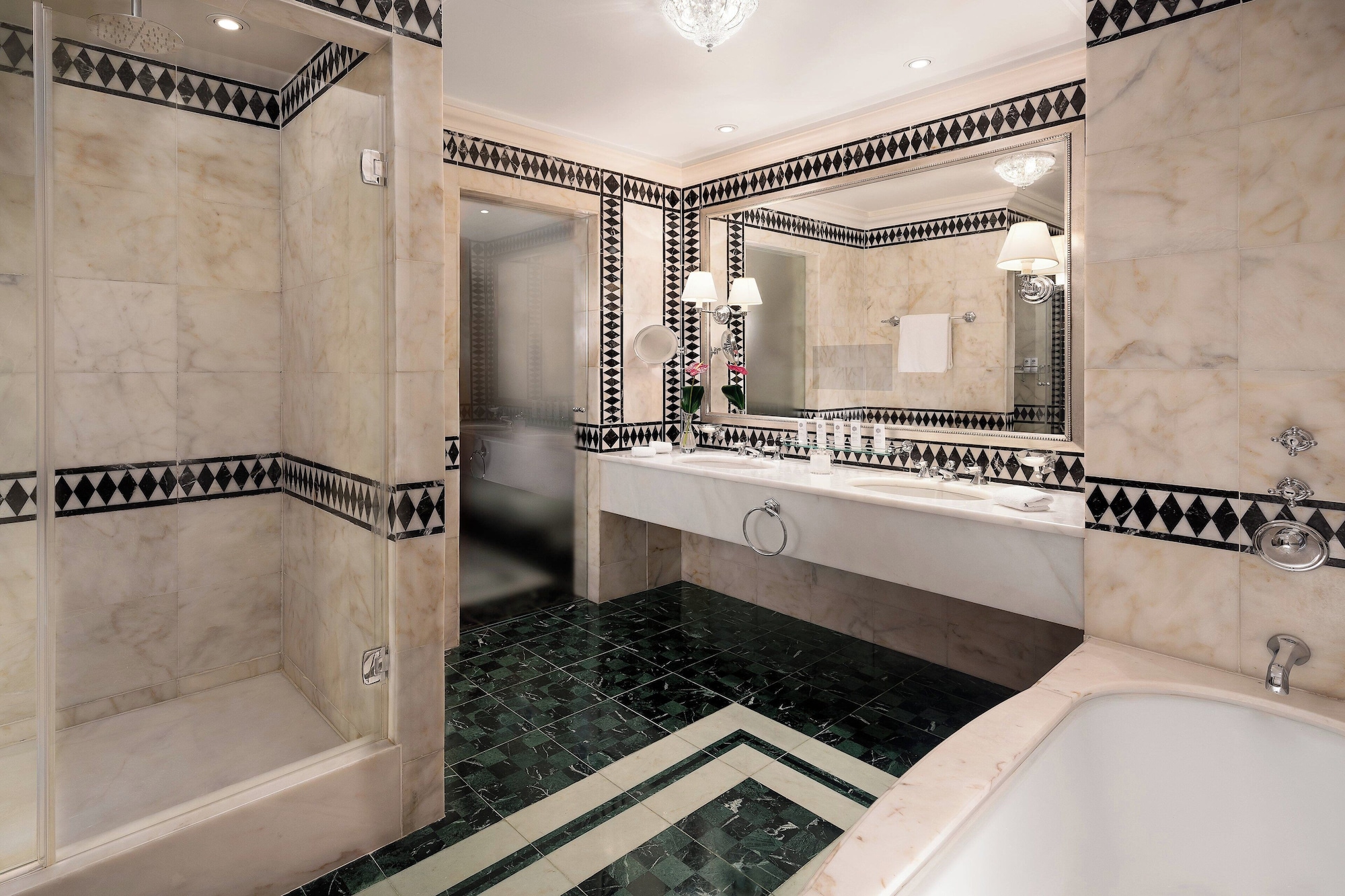 جناح ملكي بسرير كينج بإطلالة على النهر بشرفة، The St Regis Florence 4/7