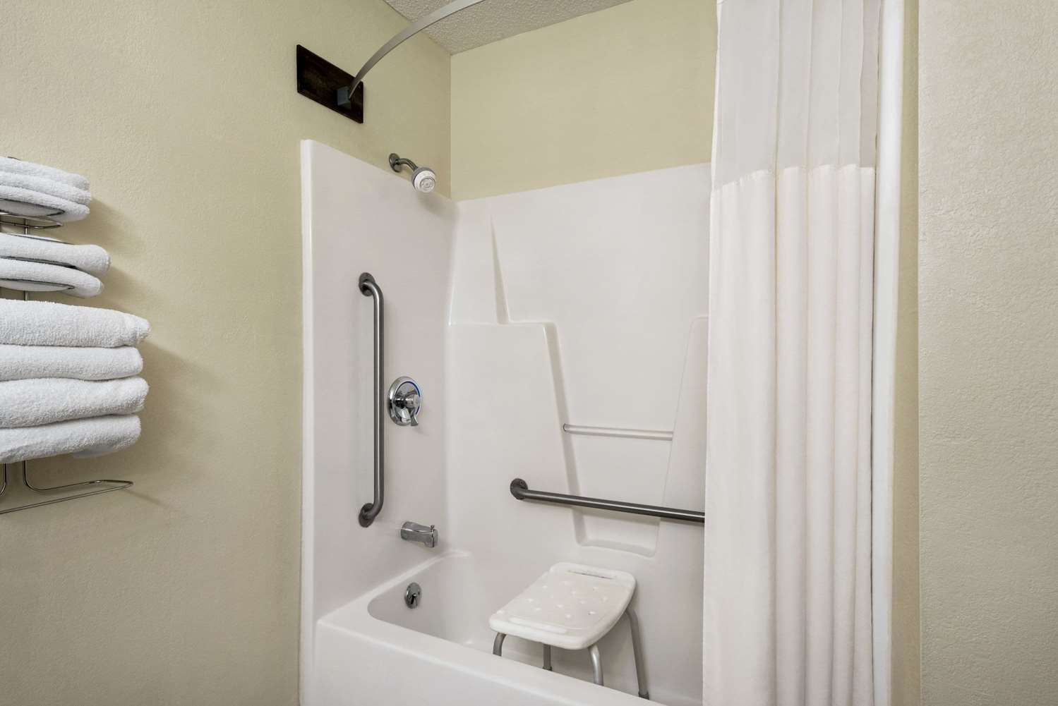Days Inn By Wyndham Eagle River 23/23