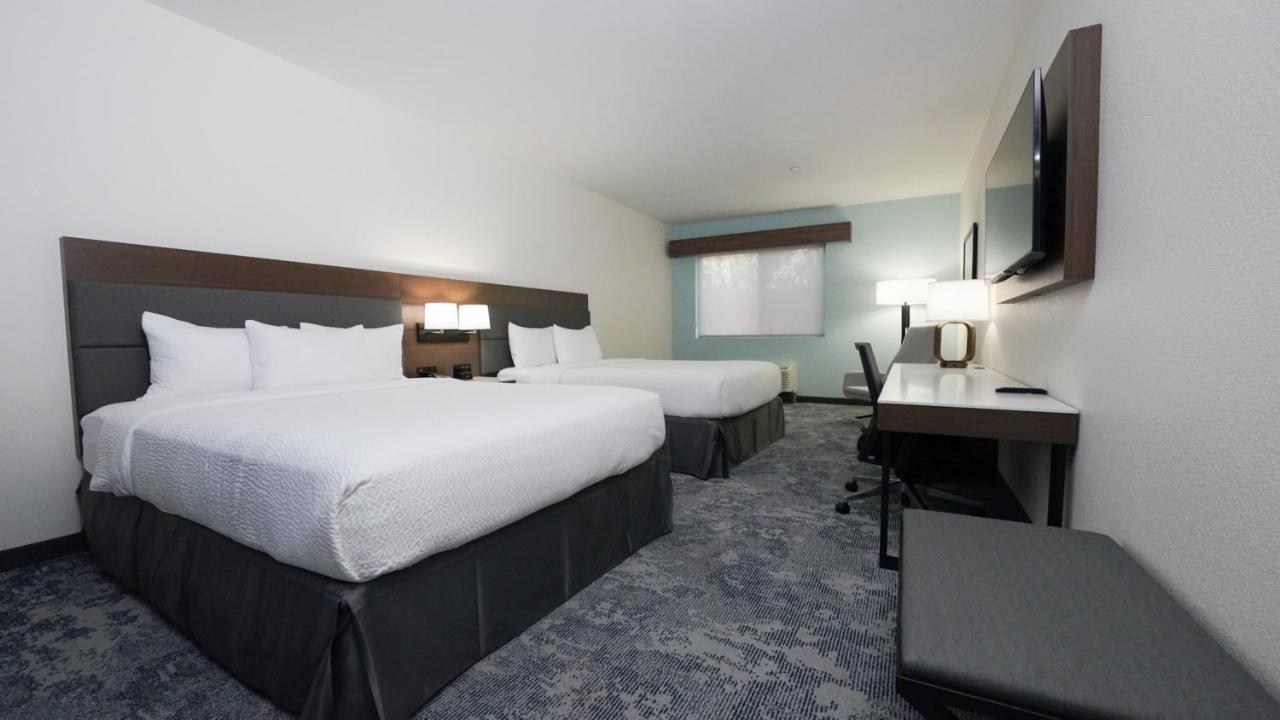 غرفة بسريرين كوين بإطلالة على الفناء، La Quinta Inn & Suites by Wyndham Santa Cruz 4/6