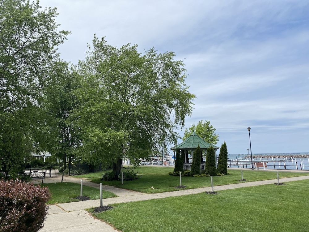 Clarion Hotel Conference Center On Lake Erie 39/43