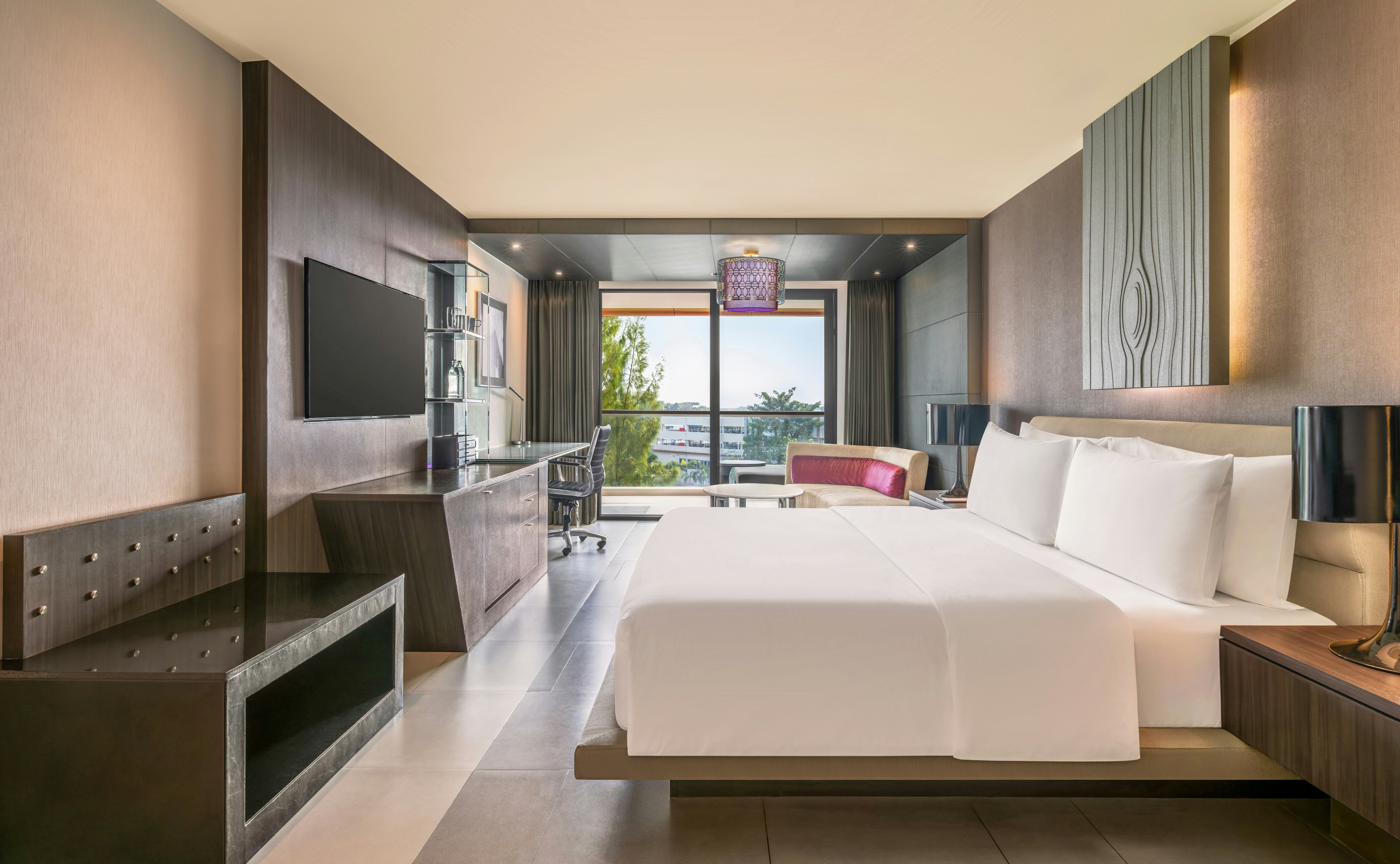 DELUXE, KING BED