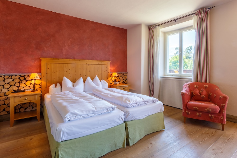 Classic, Queen Bed