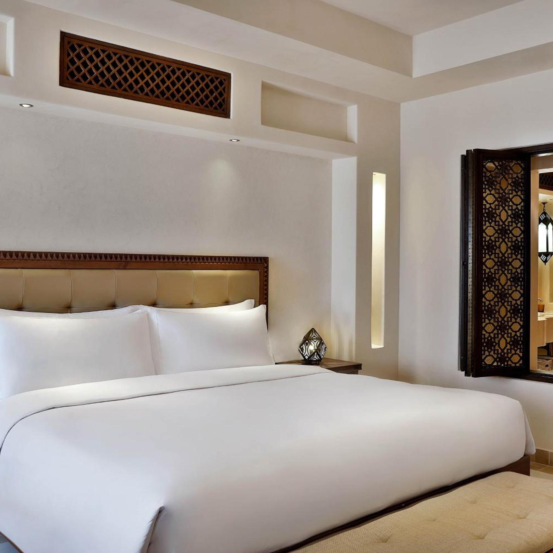 Guest Room, Deluxe, King Bed, Pool View, Balcony