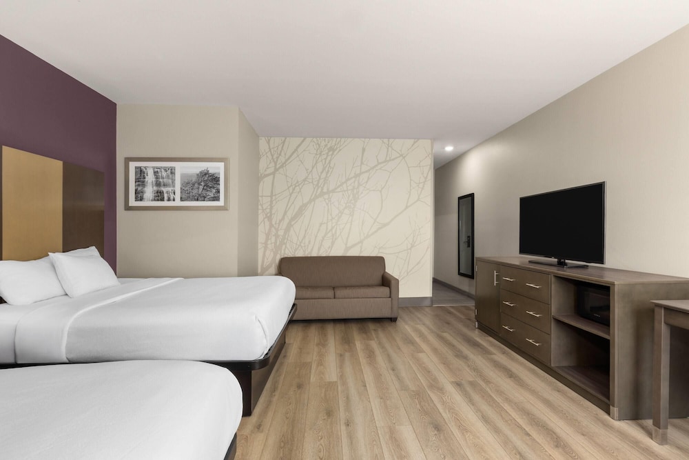 غرفة تنفيذية بسريرين كوين، La Quinta Inn & Suites by Wyndham Chattanooga - Lookout Mtn 3/10
