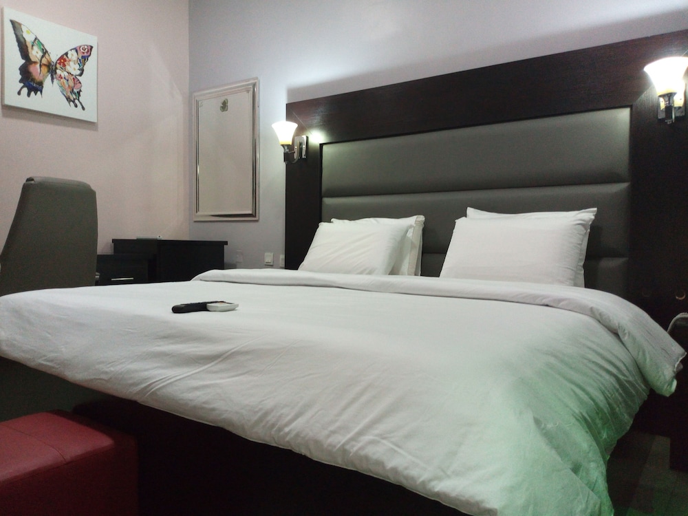 Somerset Suites 12/23