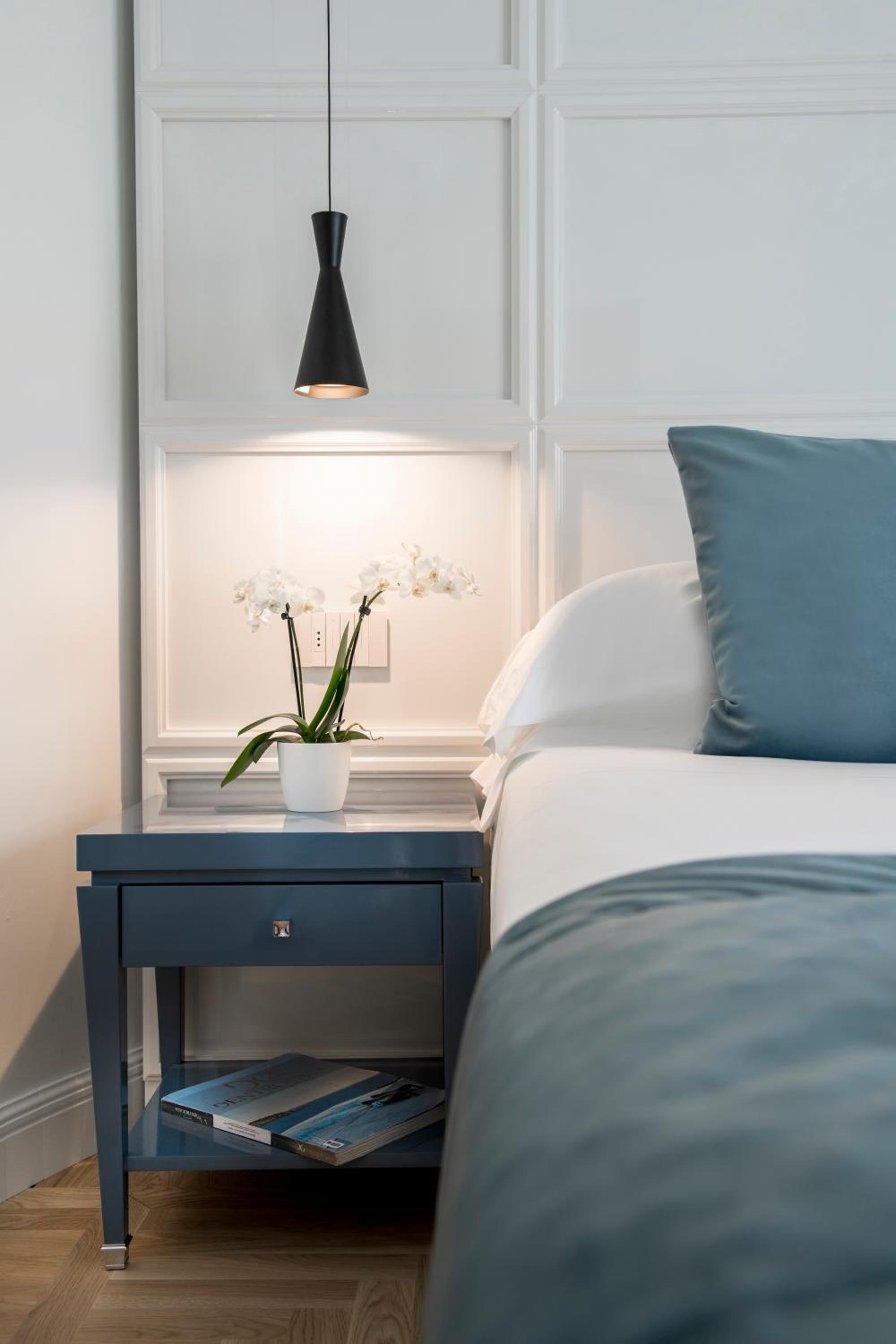 DELUXE, DOUBLE OR TWIN BED