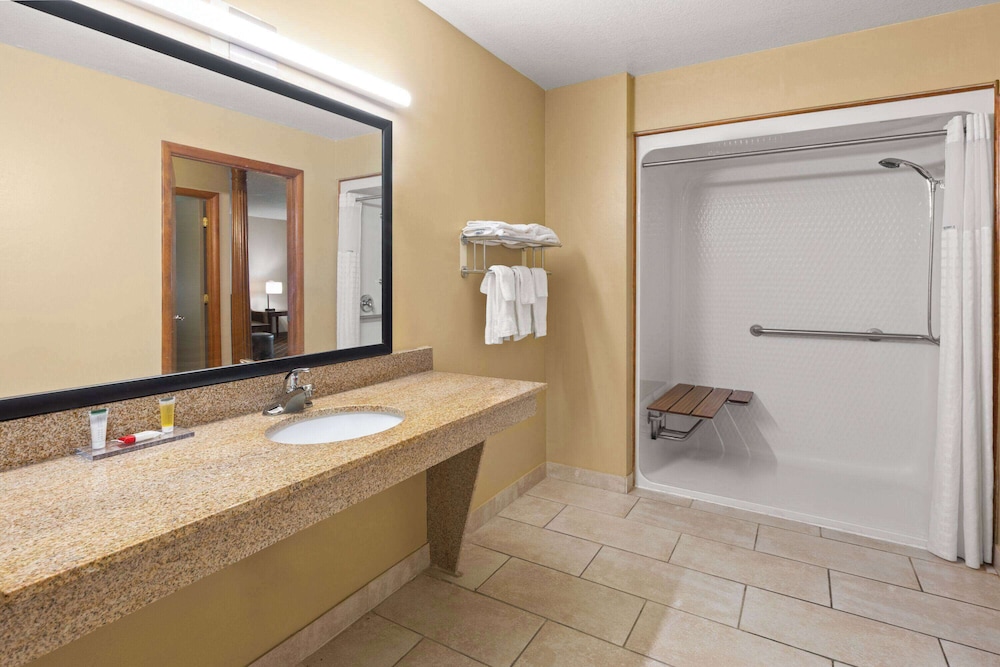 Days Inn by Wyndham Wauseon 48/49