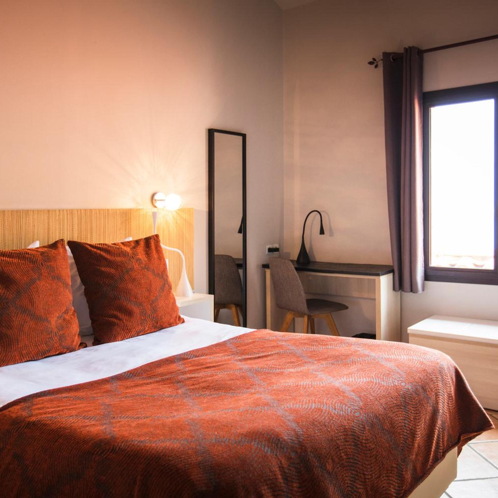 Standard, Queen Bed, No Balcony