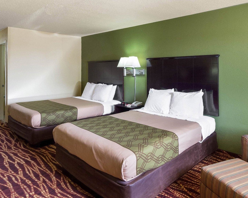 Econo Lodge Inn & Suites San Antonio near Frost Bank Center 8/25