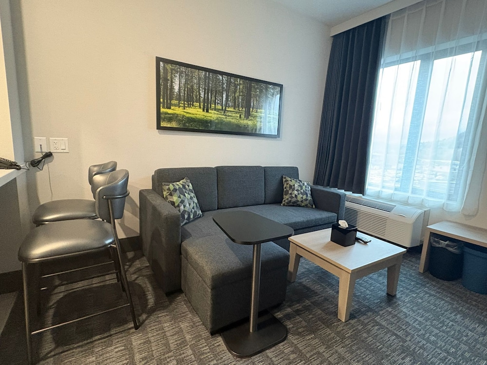 La Quinta Inn & Suites by Wyndham Kelowna BC 33/51