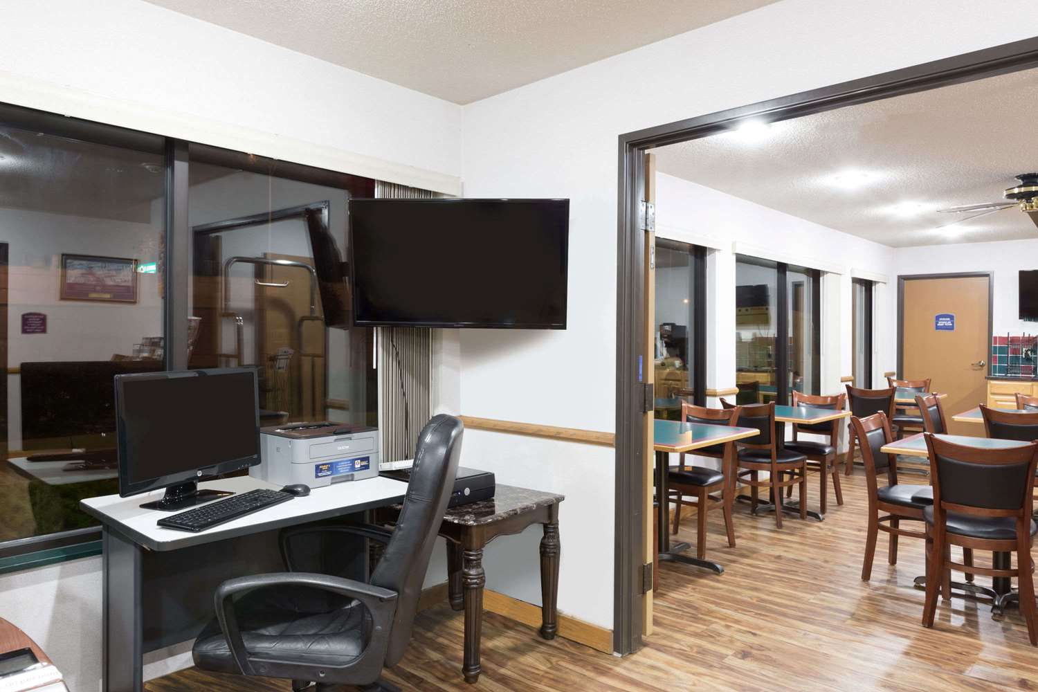 Howard Johnson by Wyndham Wichita Airport 4/6