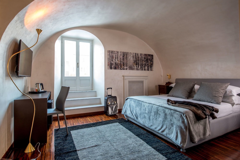 DELUXE, DOUBLE BED, BALCONY