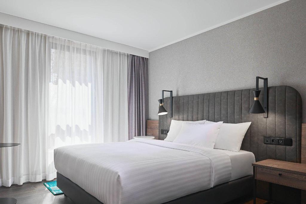 Guest Room, Studio, Queen Bed, Sofa, Corner
