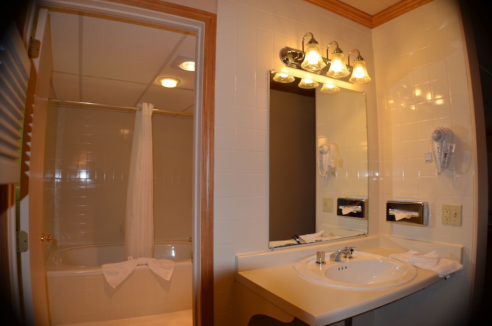 Amber s Inn & Suites 30/71