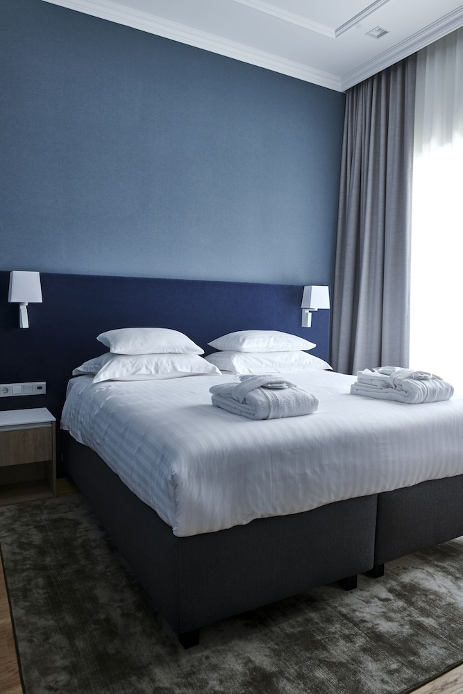 1 BEDROOM, SUITE