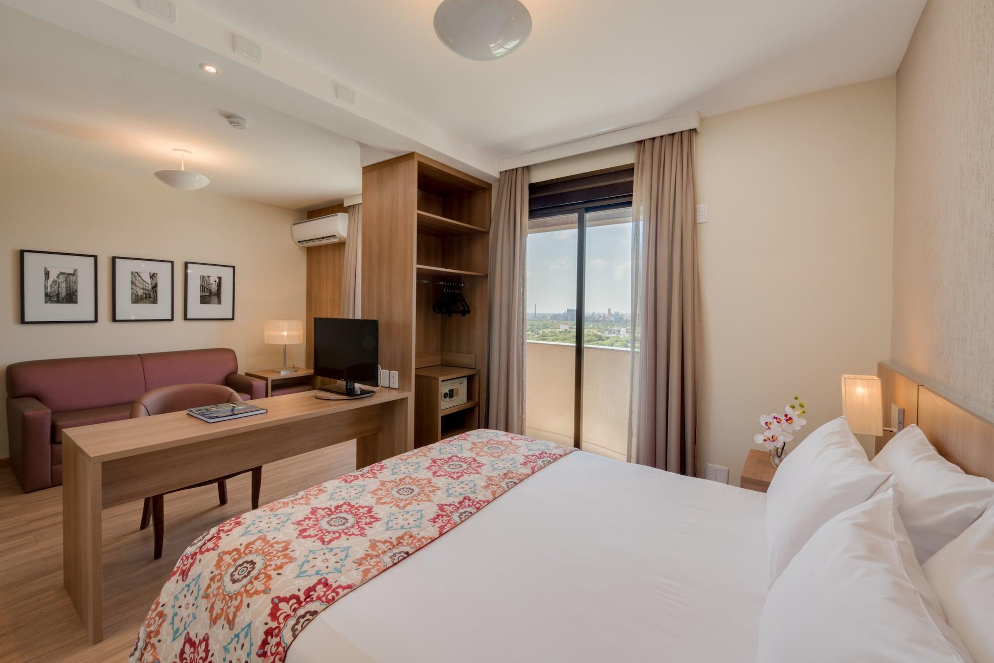 Deluxe, Suite, Partial Lake View
