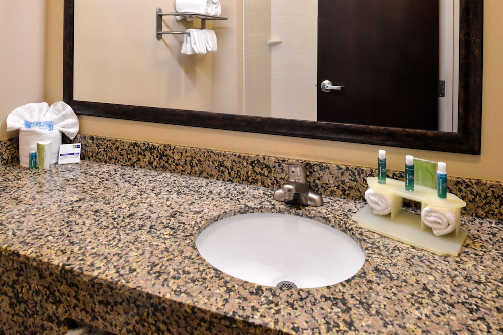 Holiday Inn Express Hotel And Suites Fairmont 27/64