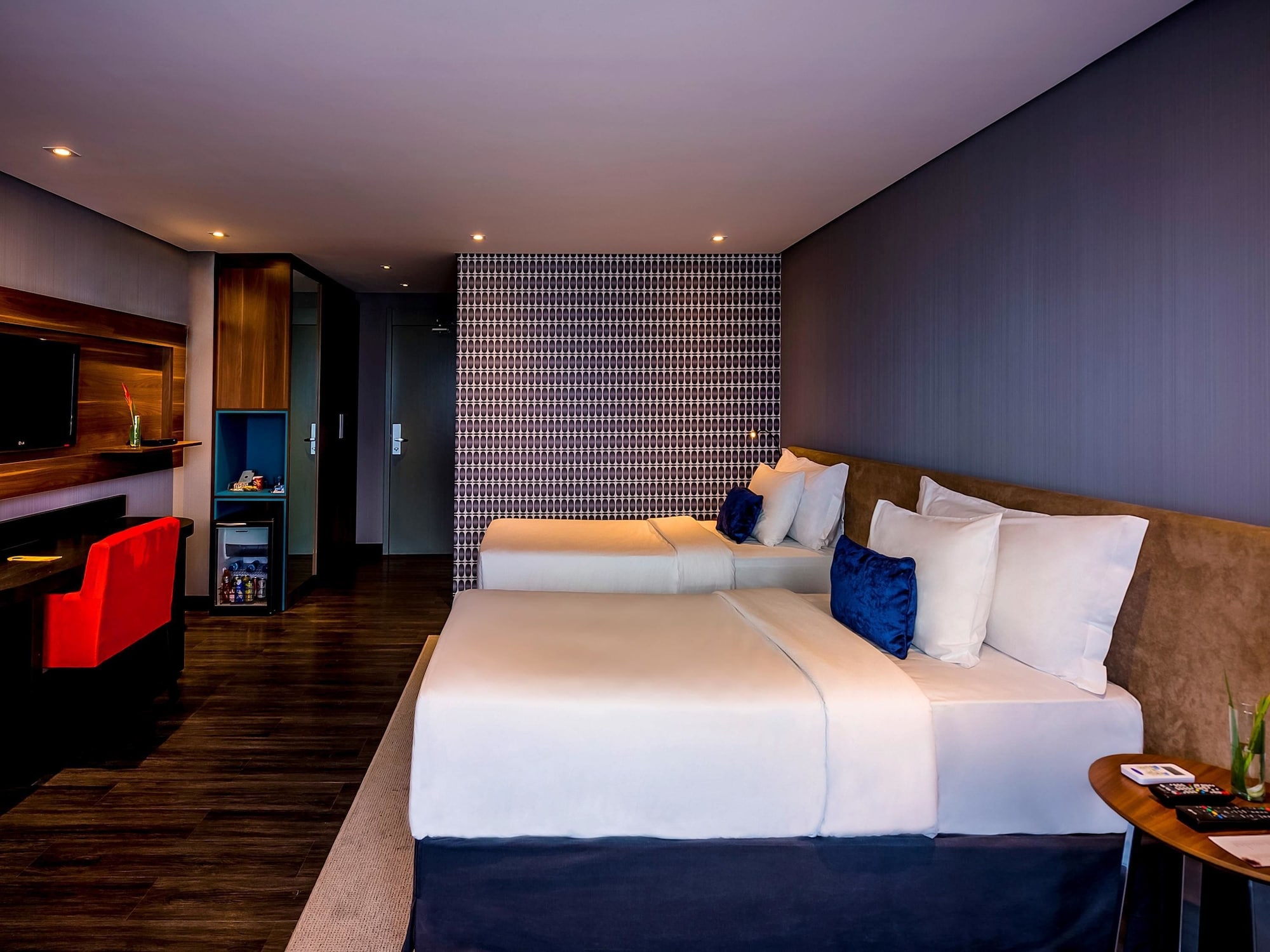 DELUXE, TWIN BEDS