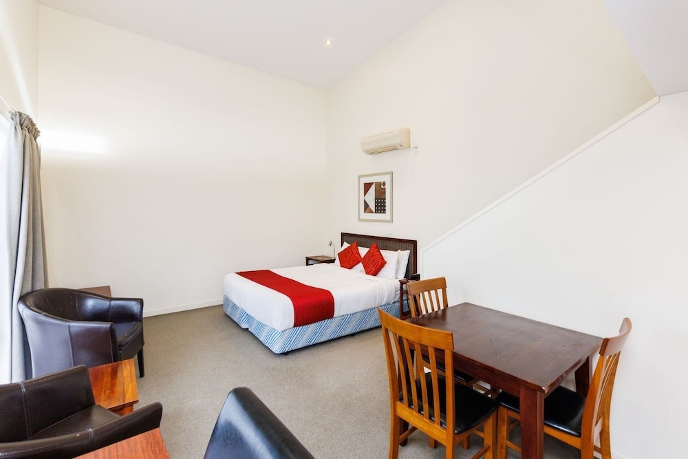 Fitzherbert Regency Motor Lodge 40/46