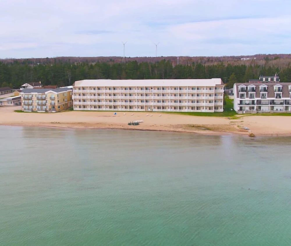Mackinaw Beach & Bay Inn & Suites 48/51