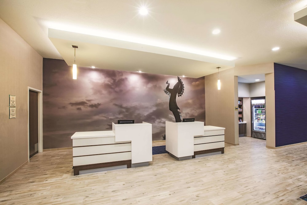 La Quinta Inn And Suites By Wyndham Wichita Northeast 8/37