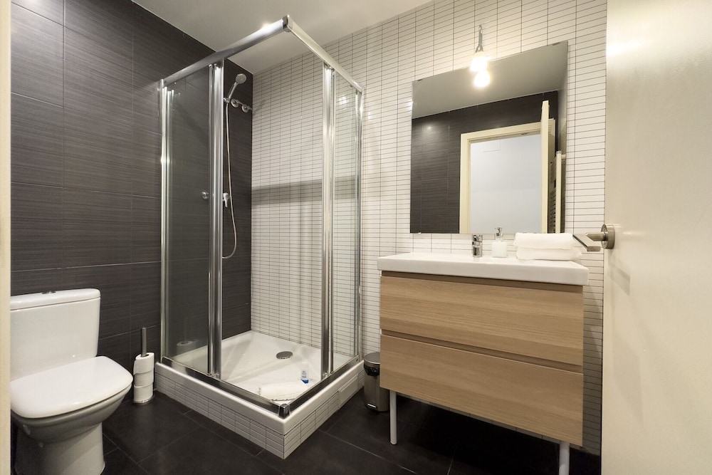 شقة بسرير مزدوج وسرير بطابقين بغرفتي نوم، Animapartments Sants 5/5
