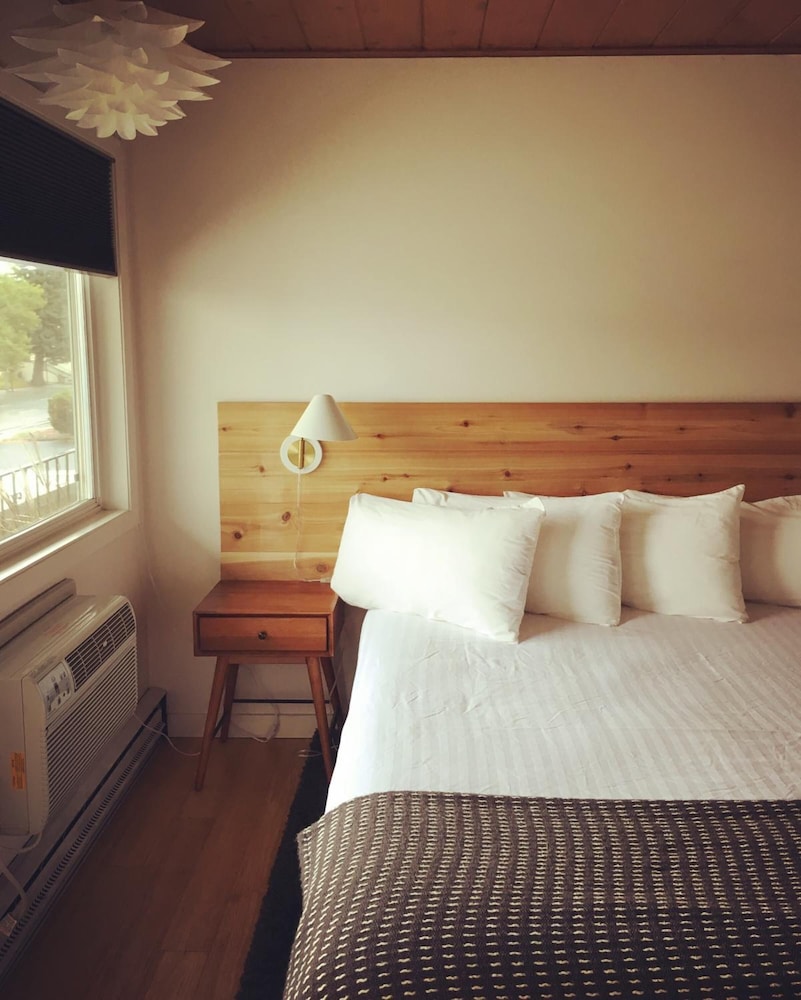 Monarch Motel 14/56