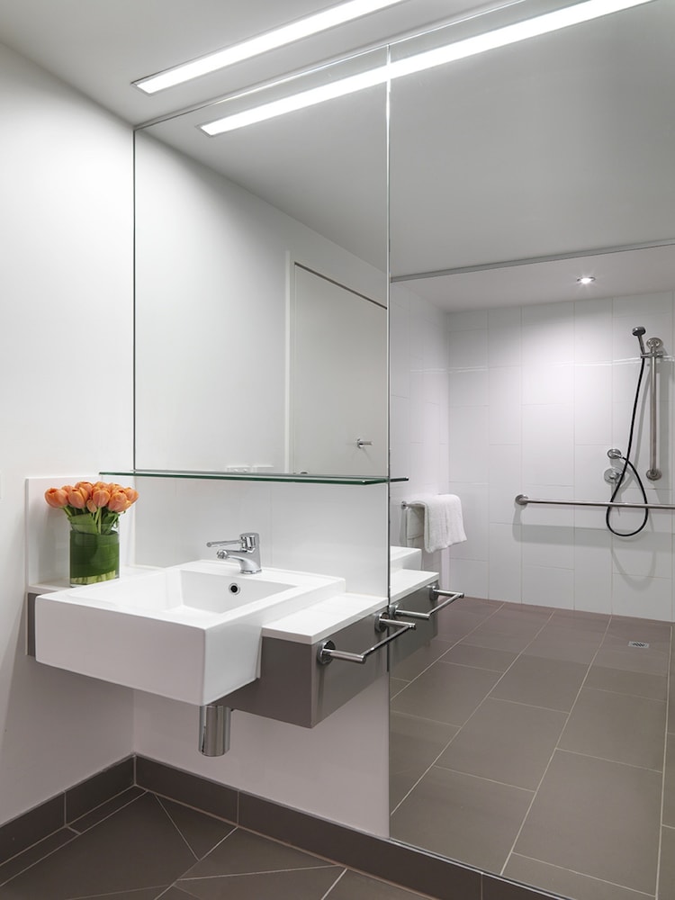 Travelodge Hotel Melbourne Docklands 58/61