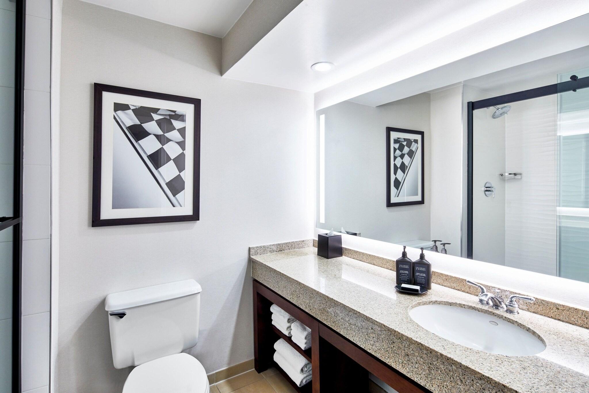 غرفة تنفيذية بسرير كينج، Sheraton Indianapolis Hotel at Keystone Crossing 3/4
