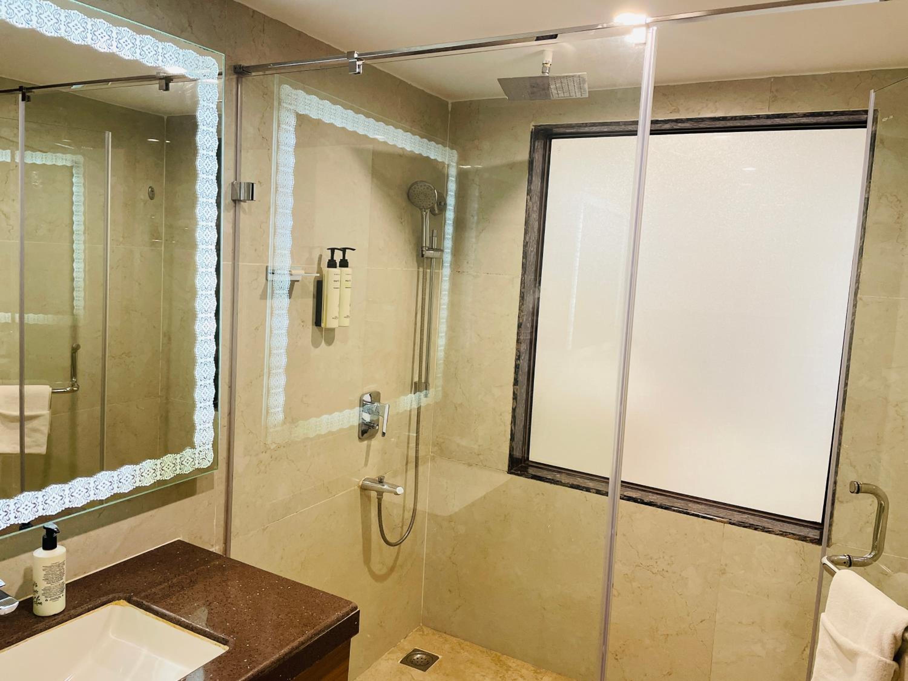 غرفة بسرير مزدوج بإطلالة على المسبح بشرفة، Sobit Sarovar Portico Goa 8/10