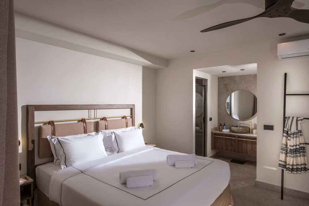 Signature, Suite, King Bed, Sea View, 2 Sofa, Hot Tub