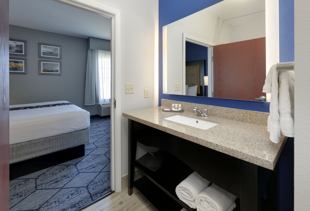 La Quinta Inn & Suites by Wyndham Denton - University Drive 9/41