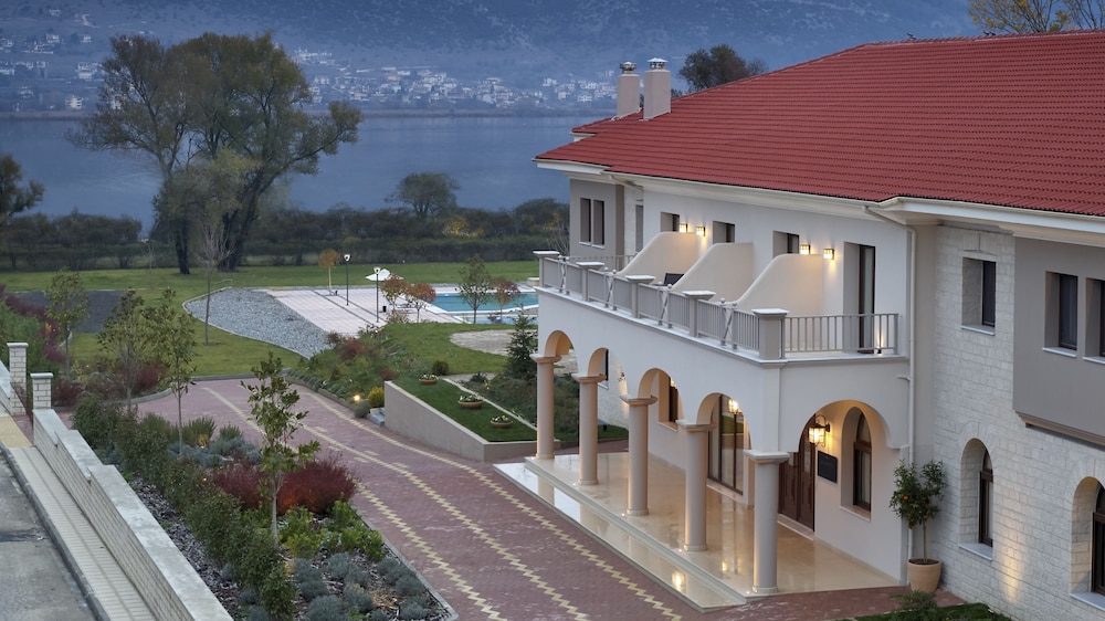 The Lake Hotel 2/30