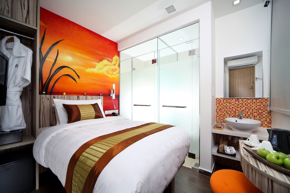 HOTEL CLOVER THE ARTS 12/52