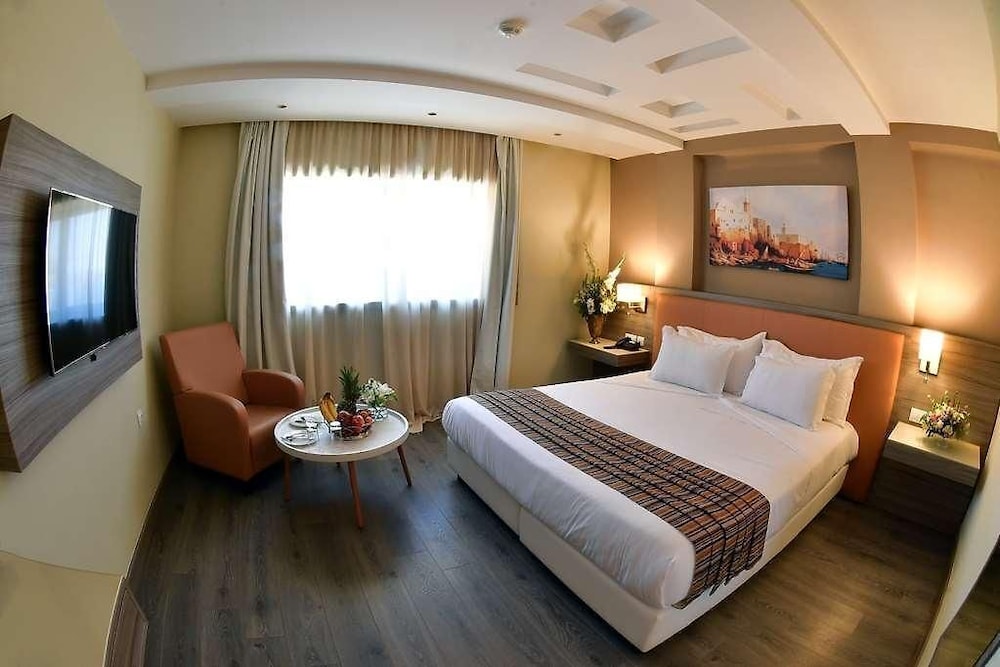 Naya Hotel 8/50
