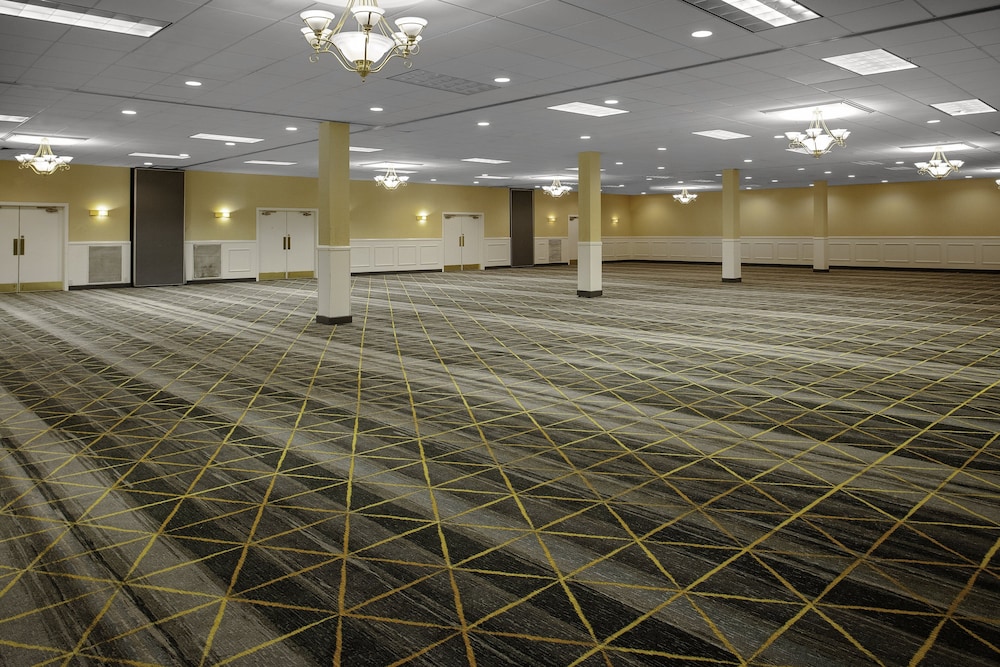 Holiday Inn Suites Boston Peabody 58/62