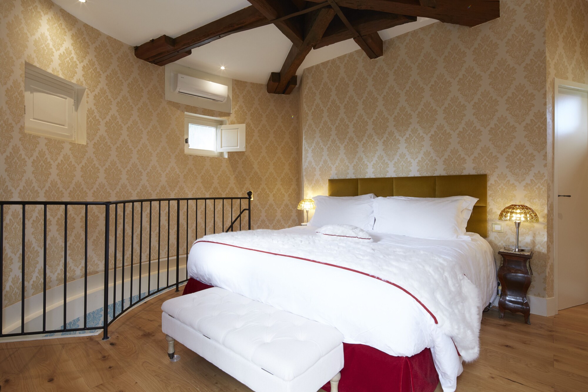 Room, Queen Bed, Duchess Side