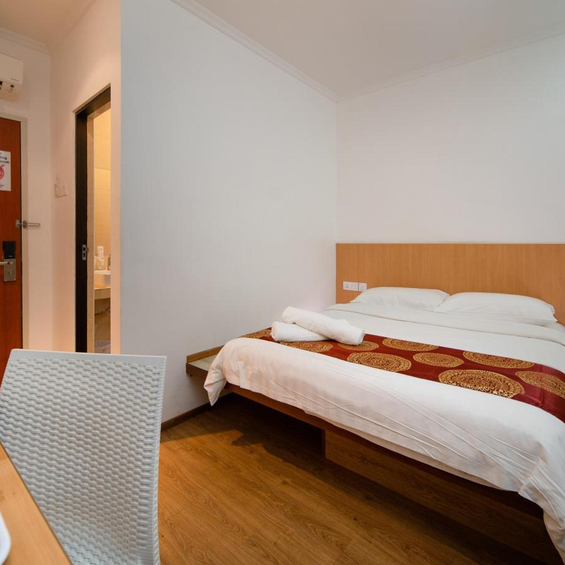 Deluxe, Queen Bed, No Window